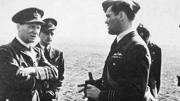 Velitel 311. čs. bombardovací peruti RAF Josef Ocelka na snímku vpravo.