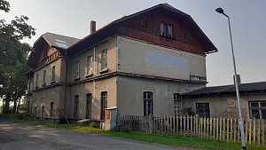 Opuštěná historická budova vlakového nádraží v Louce u Litvínova.