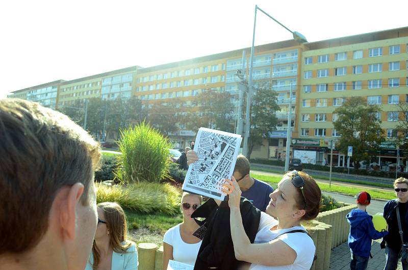 V sobotu 30. září se v Mostě konal druhý ročník Dne architektury. Zahrnoval komentovanou procházku po třídě Budovatelů a doprovodné přednášky v The Most café pod radnicí.