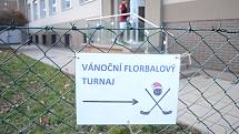 Vánoční charitní florbalový turnaj v tělocvičně mosteckého gymnázia.