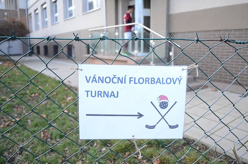 Vánoční charitní florbalový turnaj v tělocvičně mosteckého gymnázia.