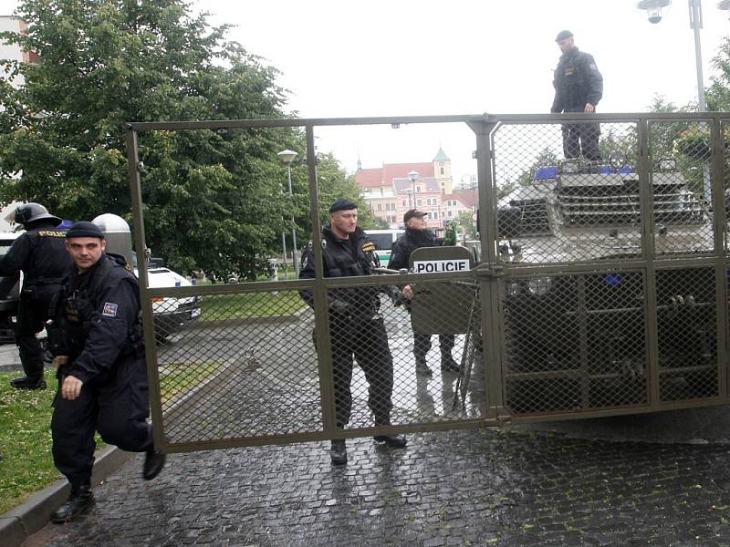 Policie přistavila na náměstí Míru v Litvínově dva transportéry.