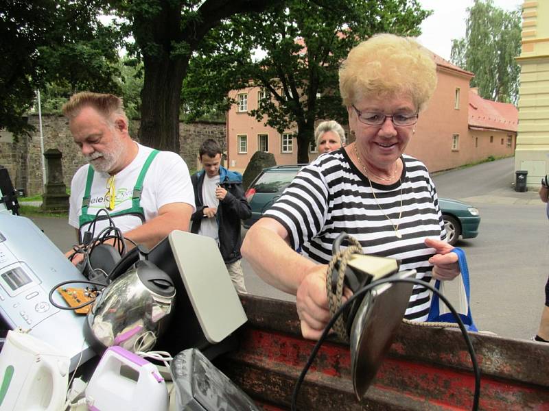 Herec a komik Václav Upír Krejčí přijel do Horního Jiřetína ukázat školákům, jak se nakládá s vysloužilými elektrospotřebiči. Přístroje odevzdávali i dospělí.