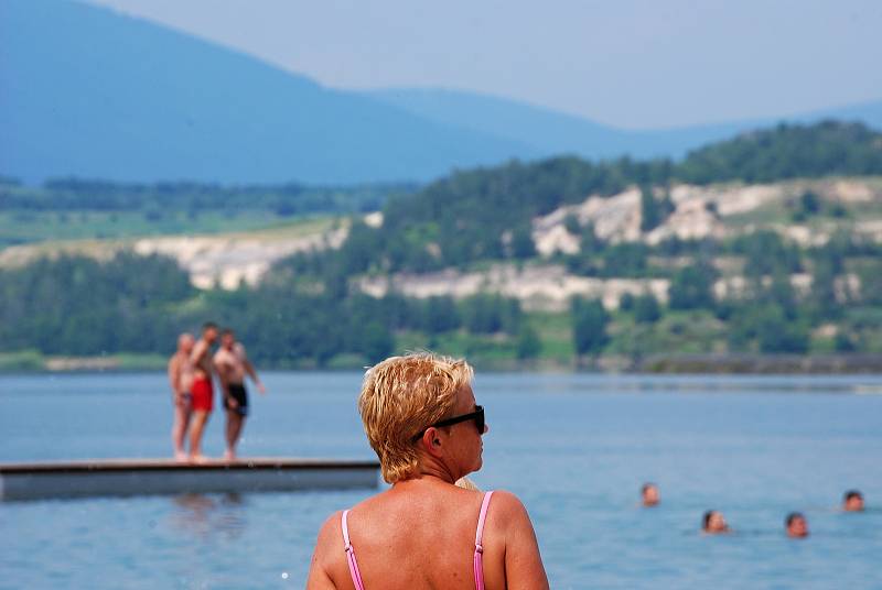 Jezero Most se za vedra zaplňuje. Jezdí i Pražané.