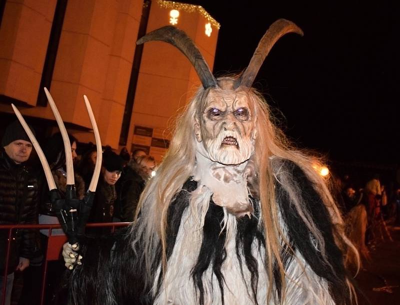 Krampus show na 1. náměstí v Mostě