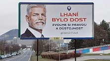 Volební plakát u knihovny v Mostě. Ve městě celkově vyhrál Andrej Babiš.