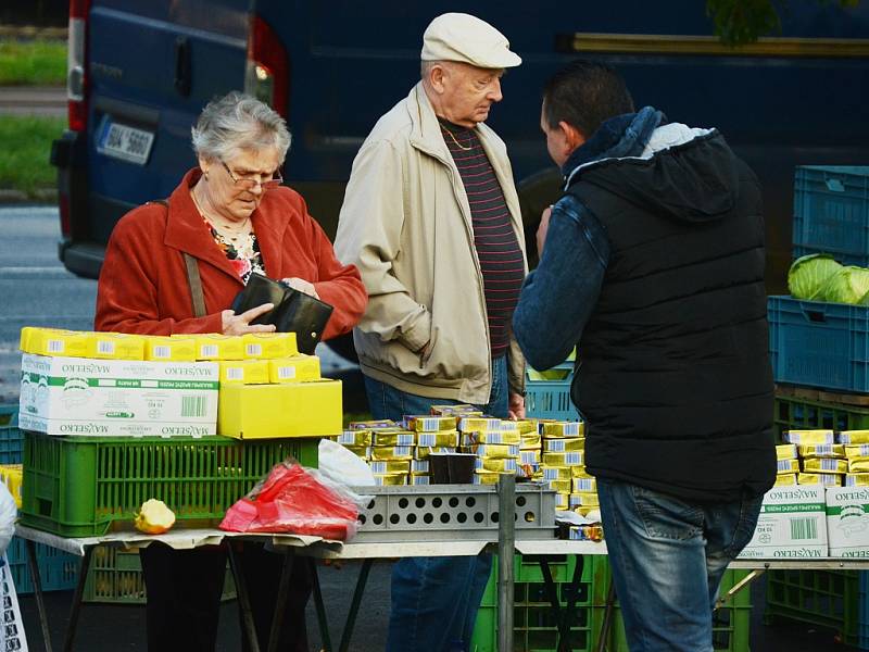 Prodej levného polského másla na trhu v centru Mostu.