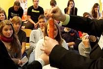 Před dvěma lety se mládež na Dni zdraví v Mostě učila správné navlékání kondomu. Při sexuální výchově pomohla mrkev.