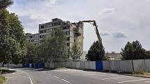 V litvínovském sociálně vyloučeném sídlišti Janov pokračuje demolice panelového domu v ulici Gluckova čp. 238-246.