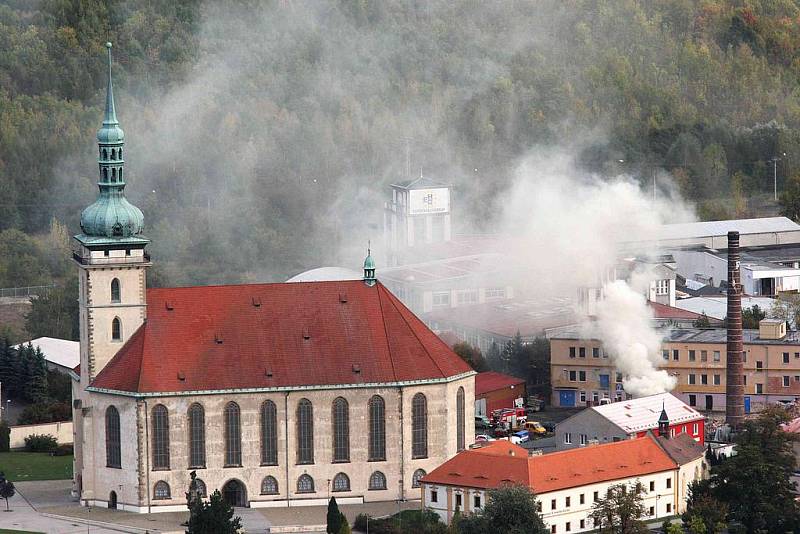 Hasiči likvidují požár odpadu v areálu podniku