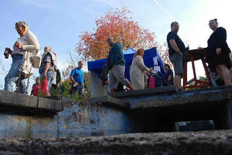 Mostečané zaplnili park u sportovní haly při moštobraní. Stály tam fronty