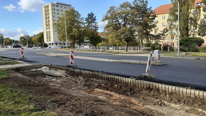 Rekonstrukce hlavní silnice v mostecké ulici SNP vrcholí.