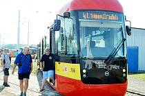 Lidé si mohli novou tramvaj prohlédnout už v sobotu při Dni otevřených dveří v dopravním podniku.