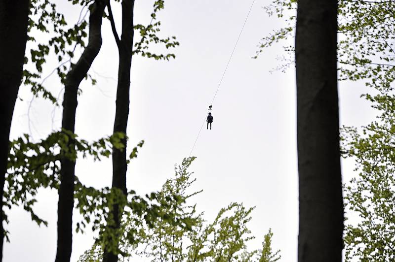 Ve Sport areálu Klíny v Krušných horách na Mostecku zprovoznili lanový skluz (zipline) přes Šumenské údolí.