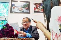 Fotograf, obchodník, pěstitel bonsají a sběratel antických hodin Duong Dat kontroluje svůj proslov před zahájením fotografické výstavy o Vietnamu ve Schola Humanitas v Litvínově.
