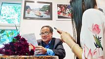 Fotograf, obchodník, pěstitel bonsají a sběratel antických hodin Duong Dat kontroluje svůj proslov před zahájením fotografické výstavy o Vietnamu ve Schola Humanitas v Litvínově.