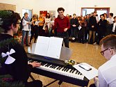 Vánoční charitativní koncert gymnázia v Mostě se opět spojil se sbírkou potravin pro místní azylový dům.