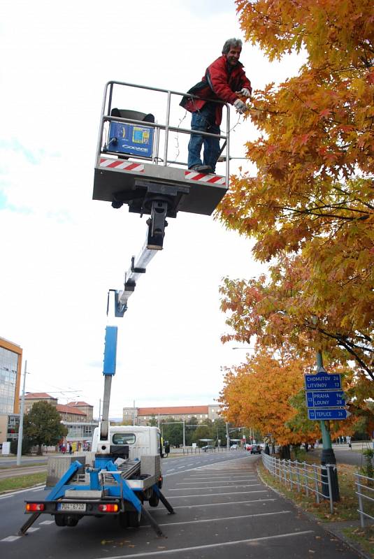 V Mostě už instalují vánoční výzdobu.