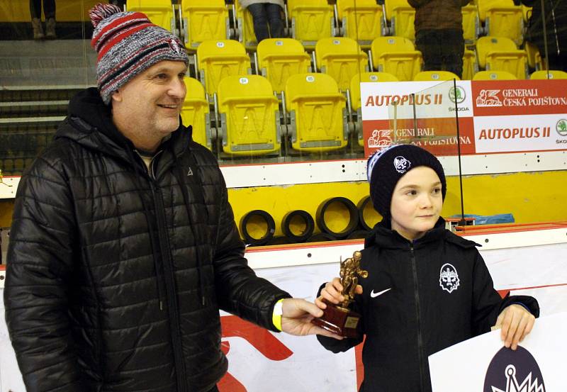 Na ZS Ivana Hlinky v Litvínově se hrál turnaj mládeže Sev.en Hockey Cup. Ceny předávali někdejší reprezentanti Robert Reichel, Jan Vopat a Ondřej Weissmann.