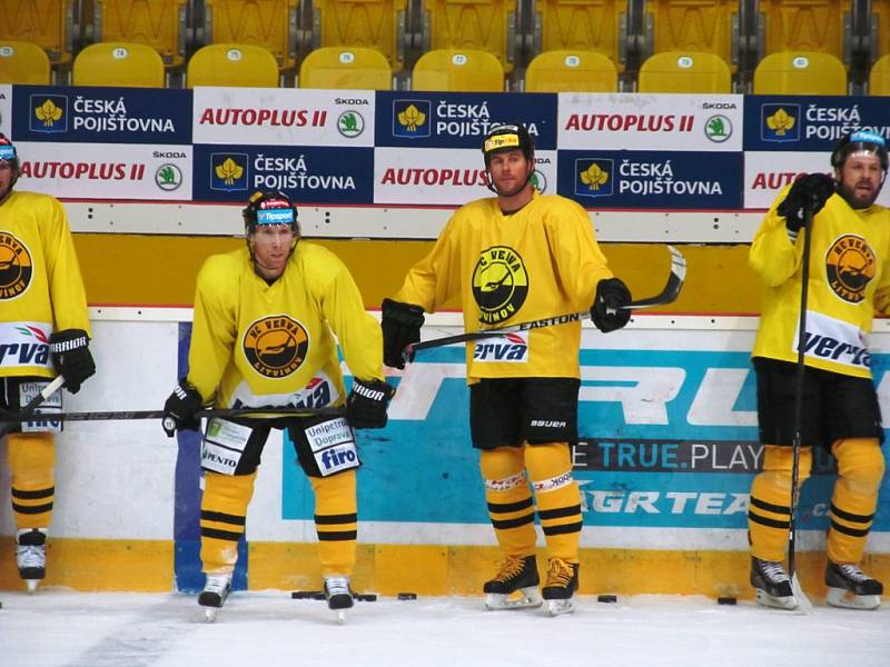 Radek Duda (uprostřed) při svém prvním tréninku v Litvínově.