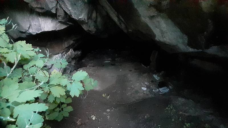 Jeskyně pod altánem na vrchu Hněvín v Mostě.