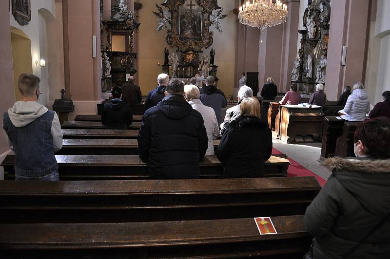 Nedělní bohoslužba v kostele v mosteckém Vtelně.