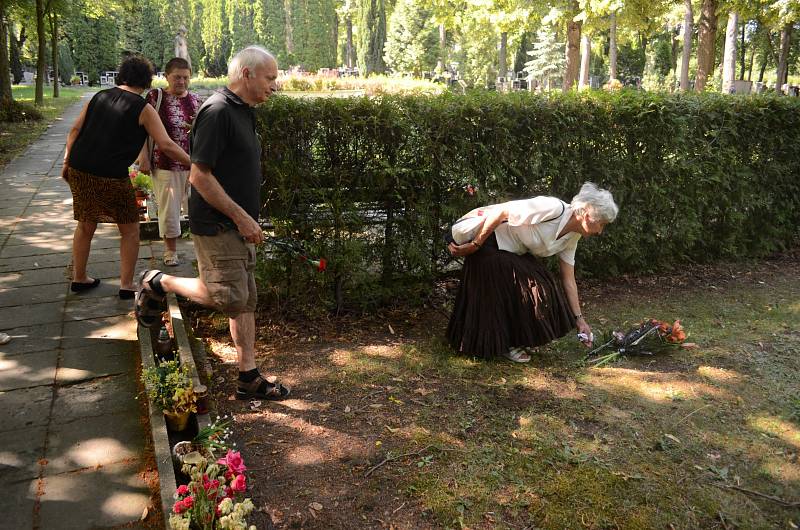 Poslední rozloučení s bývalou novinářkou a skautkou Alenou Kindlovou v Mostě