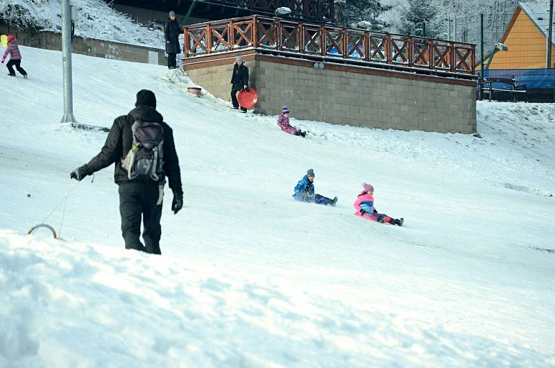 Sjezdovku na Klínech v Krušných horách ve středu 30. prosince opět využili rekreanti z různých regionů