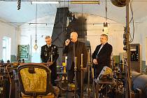 V Podkrušnohorském technickém muzeu opravili parní těžní stroj. Zleva ředitel muzea Zbyněk Jakš, hejtman Oldřich Bubeníček a mostecký poslanec Vlastimil Vozka.