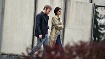 Natáčení britského seriálu Extinction v Mostě skončilo o víkendu. Na snímku herec Lukas Loughran a herečka Anjli Mohindra.