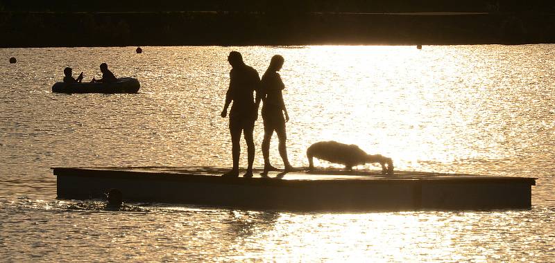 Jezero Most se stalo vyhledávaným místem ihned po svém oficiálním zpřístupnění