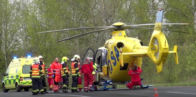 Vrtulník letecké záchranné služby zasahoval v sobotu dopoledne v Braňanech na Mostecku u zraněné řidičky osobního automobilu.