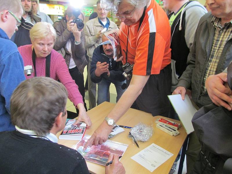 Žokej Josef Váňa se podepisoval v mosteckém Centralu.