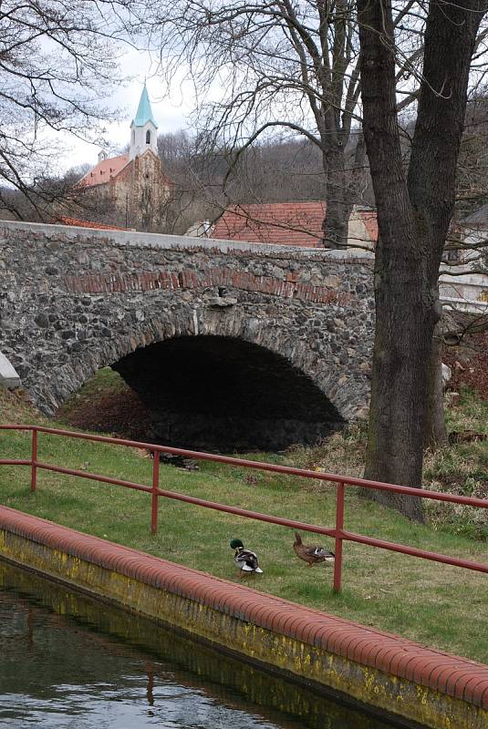 Obec Lužice, která má svou mateřskou školu, leží v CHKO České středohoří.