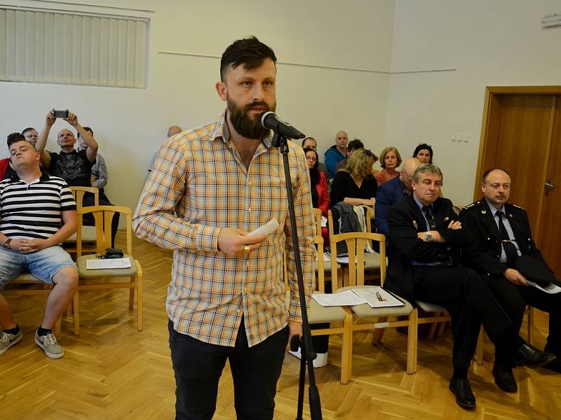 Petr Globočník z Litvínova hájí v diskuzi občanů na zastupitelstvu svůj podnět vyhlásit místní referendum o nové plavecké hale.