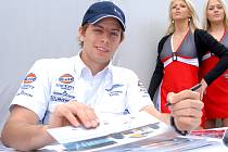 Jan Charouz při autogramiádě na mosteckém autodromu.