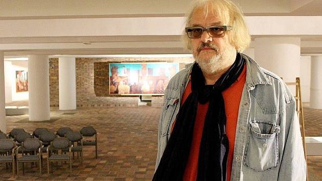 Končící ředitel Galerie výtvarných umění v Moste Petr Svoboda při instalaci své poslední výstavy v galerii.