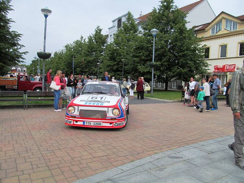 Na litvínovské náměstí Míru se po roce opět sjela historická vozidla.