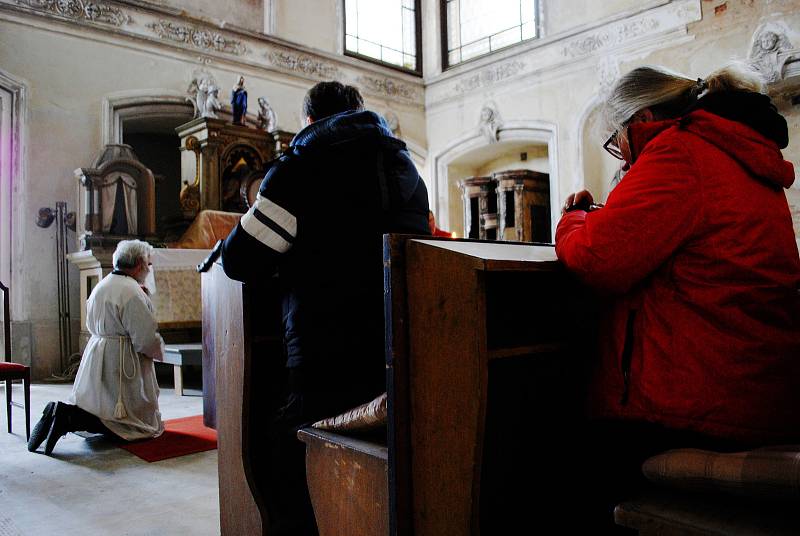 Poutní mše svatá na zámku Jezeří, v kapli Panny Marie Bolestné, kterou celebroval Martin Davídek, generální vikář litoměřické diecéze.