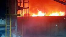 Požár haly na skládce Celio u Litvínova