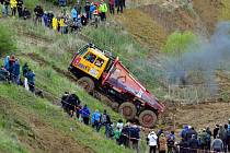 Truck trial v pískovně u Braňan. Jede se tady celý víkend.