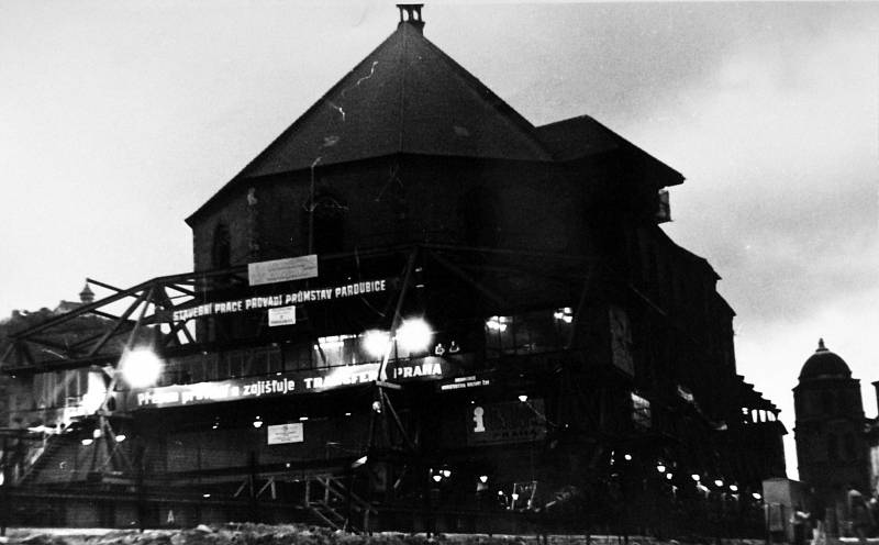 Fotografie z přípravy a samotného unikátního přesunu kostela Nanebevzetí Panny Marie v Mostě.