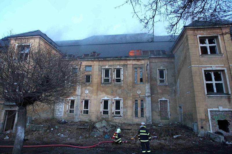 Hasiči likvidují požár podkroví bývalých kasáren