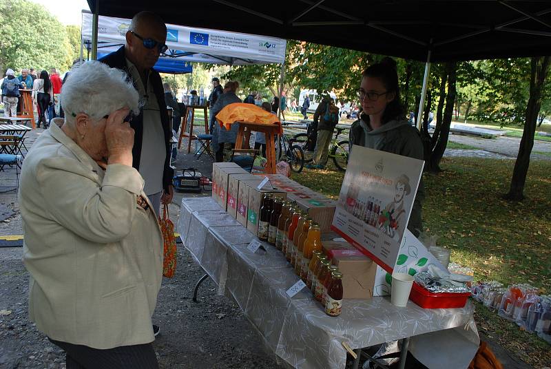 Mostečané zaplnili park u sportovní haly při moštobraní. Stály tam fronty