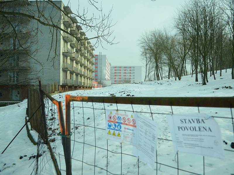 Tady zaparkuje skoro dvě stě aut. V parku uvnitř areálu nemocnice si místa rozeberou zaměstnanci.