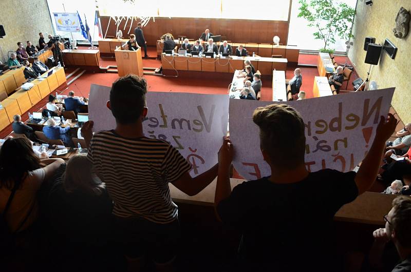 Jednání zastupitelů o situaci ve 14. ZŠ, kde se vyostřil spor mezi několika učiteli a ředitelem, doprovázel protest s transparenty s předáním petice.
