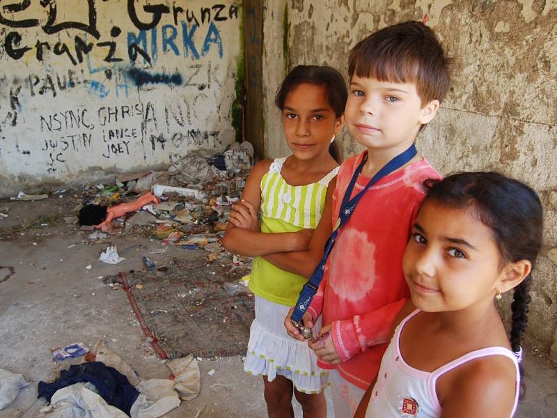 Romská mládež ze sídliště Chánov v Mostě tráví letní prázdniny většinou doma - na tanečním kroužku, na bruslích, hrami v blízkém lesíku nebo v neobydlených bytech. Některé děti jezdí na tábory a jednodenní výlety.