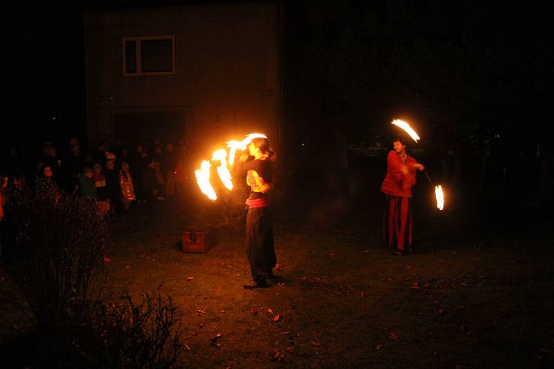 Ohňová show a rozsvícení vánočního stromu.