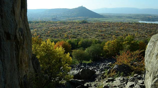 Pohled z vrchu Špičák na planinu, která se má proměnit na průmyslovou zónu.