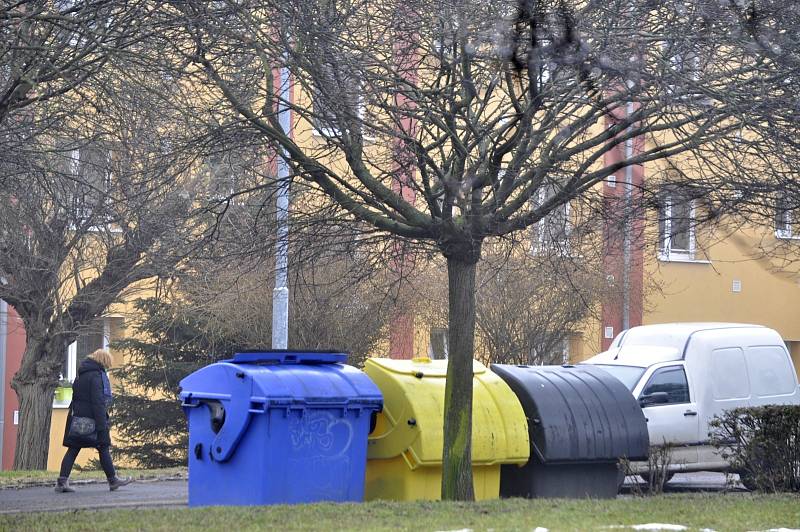 Popelnice bez přístřešků v Mostě vypadají hrozně, jako pěst na oko